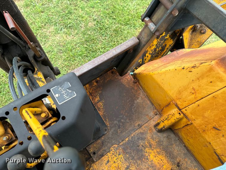 image for item DX0667 1988 John Deere 310C backhoe