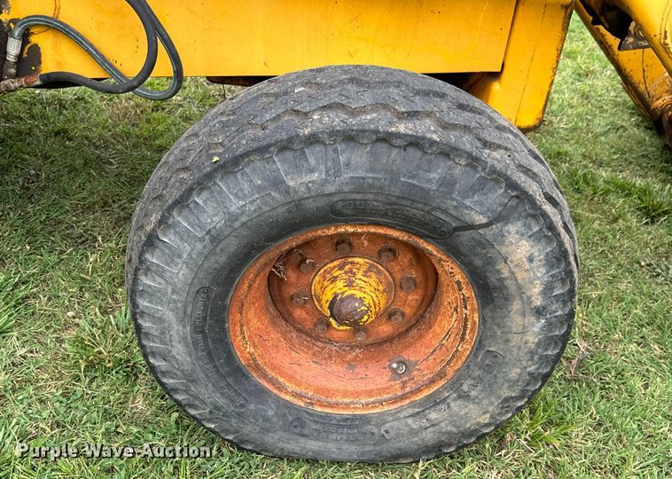 image for item DX0667 1988 John Deere 310C backhoe
