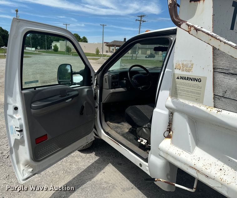 image for item DX0742 2000 Ford F450 Super Duty dump truck