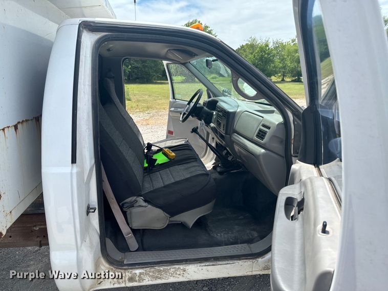 image for item DX0742 2000 Ford F450 Super Duty dump truck