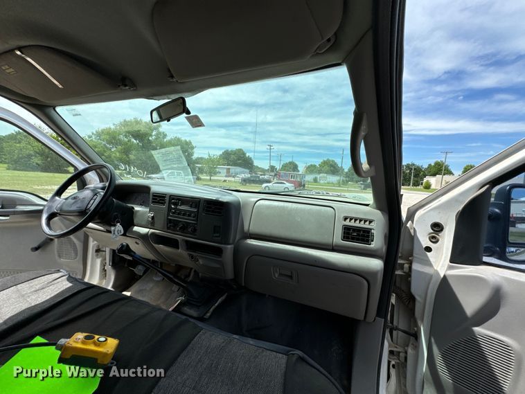 image for item DX0742 2000 Ford F450 Super Duty dump truck