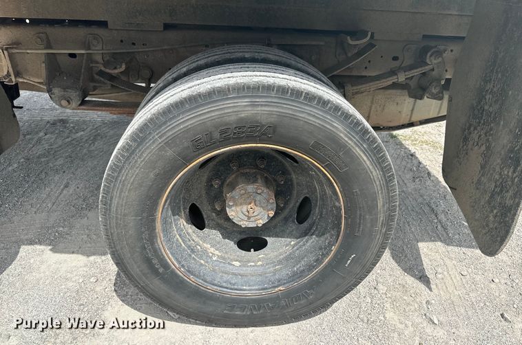 image for item DX0742 2000 Ford F450 Super Duty dump truck