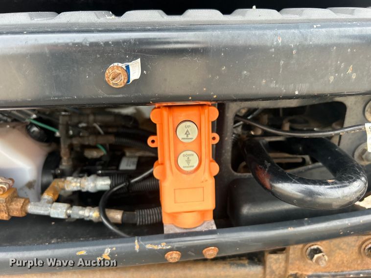 image for item EG0674 2011 Ford F350 Super Duty  SuperCab utility bed pickup truck