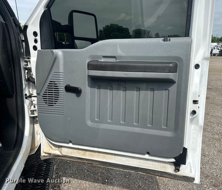 image for item EG0674 2011 Ford F350 Super Duty  SuperCab utility bed pickup truck