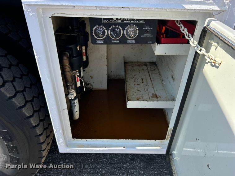 image for item EG0699 2009 International WorkStar 7500 crane truck