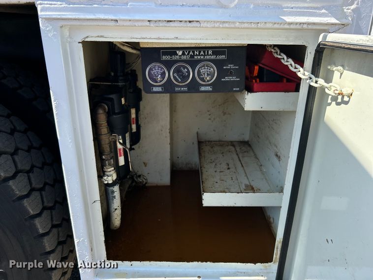 image for item EG0699 2009 International WorkStar 7500 crane truck