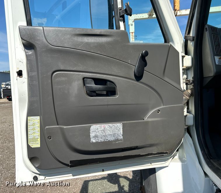 image for item EG0699 2009 International WorkStar 7500 crane truck