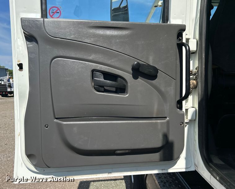 image for item EG0699 2009 International WorkStar 7500 crane truck