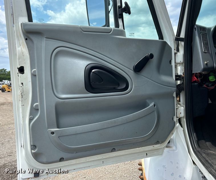 image for item EG0702 2007 International  7300 SFA Crew Cab utility / service truck