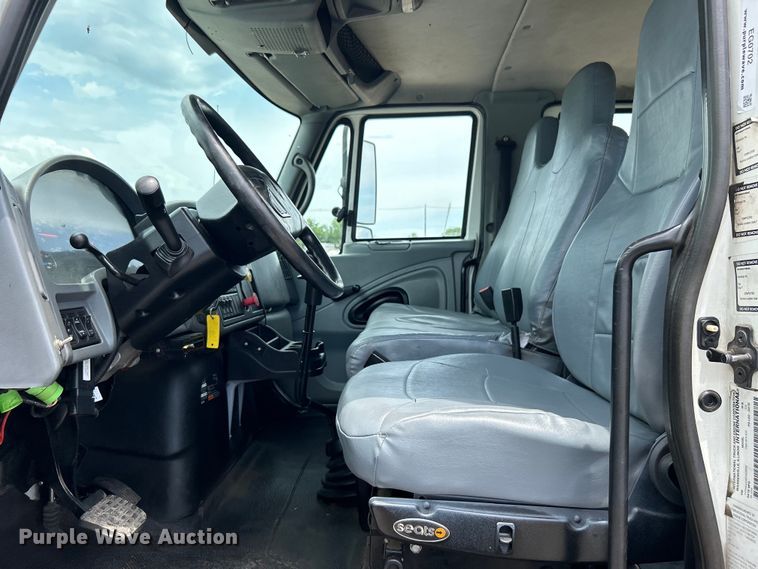 image for item EG0702 2007 International  7300 SFA Crew Cab utility / service truck