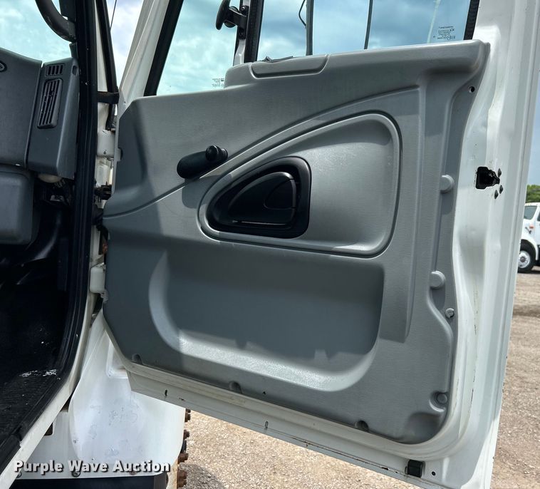 image for item EG0702 2007 International  7300 SFA Crew Cab utility / service truck