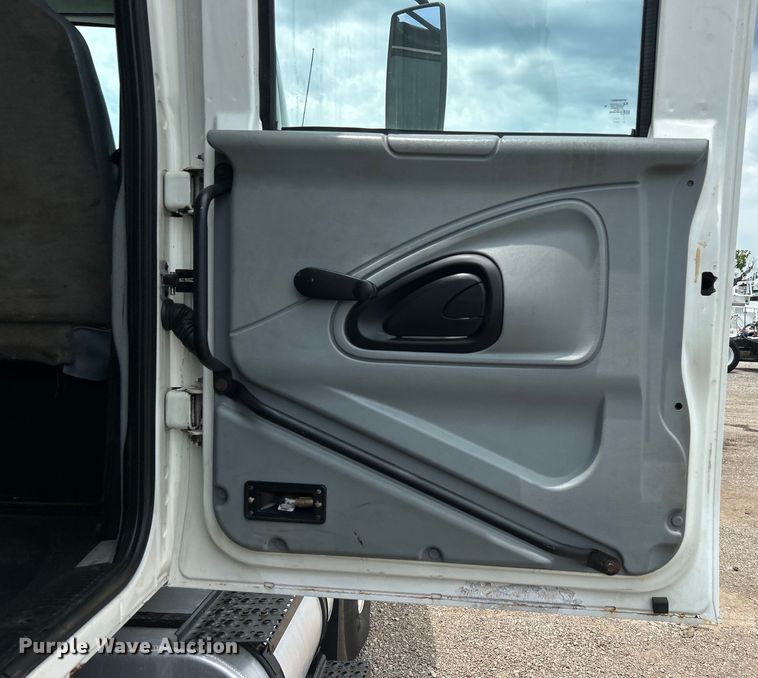 image for item EG0702 2007 International  7300 SFA Crew Cab utility / service truck