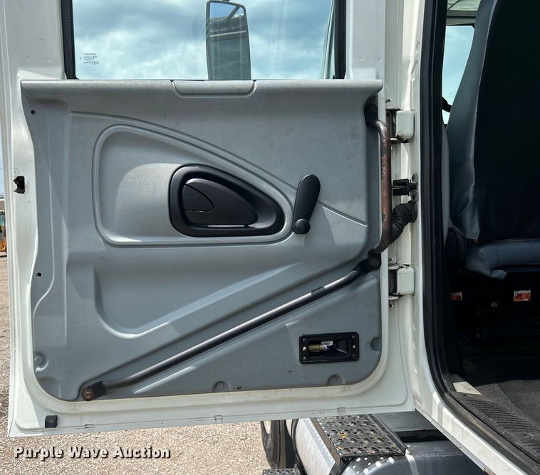 image for item EG0702 2007 International  7300 SFA Crew Cab utility / service truck