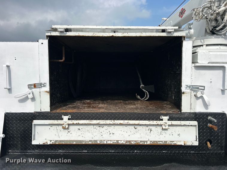 image for item EG1597 2004 Ford F650 Super Duty utility / service truck