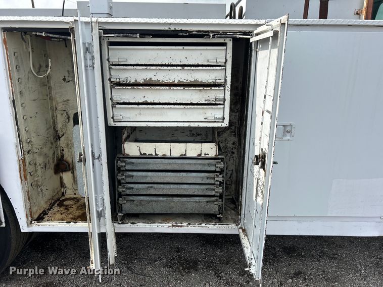 image for item EG1597 2004 Ford F650 Super Duty utility / service truck