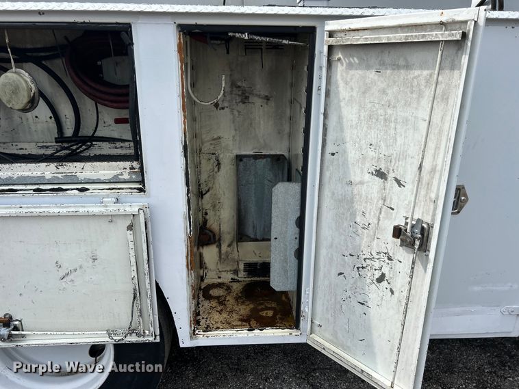 image for item EG1597 2004 Ford F650 Super Duty utility / service truck