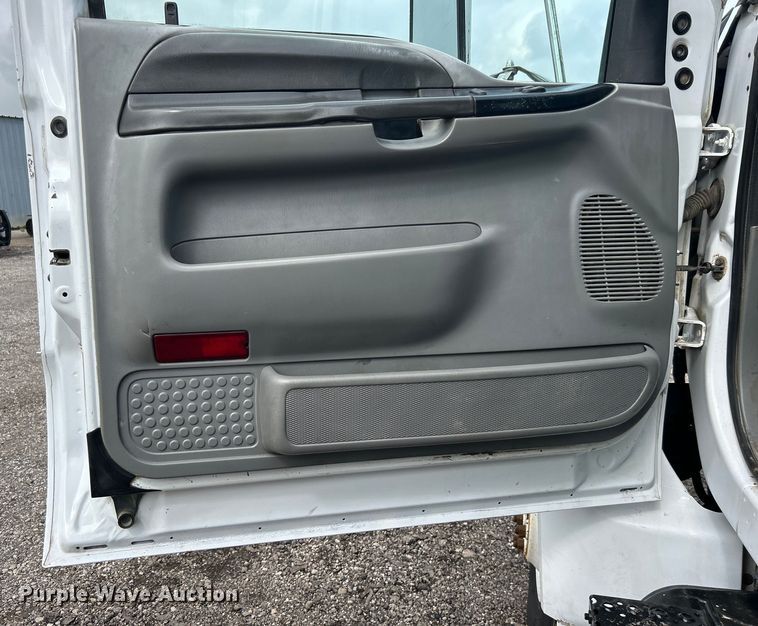 image for item EG1597 2004 Ford F650 Super Duty utility / service truck