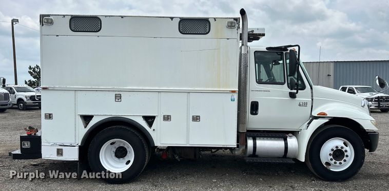 image for item EG1620 2006 International  4300 SBA utility / service truck