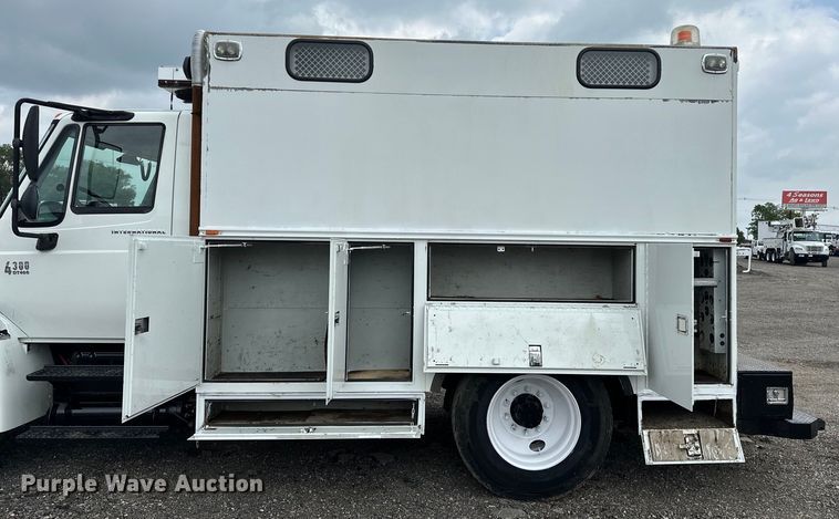 image for item EG1620 2006 International  4300 SBA utility / service truck