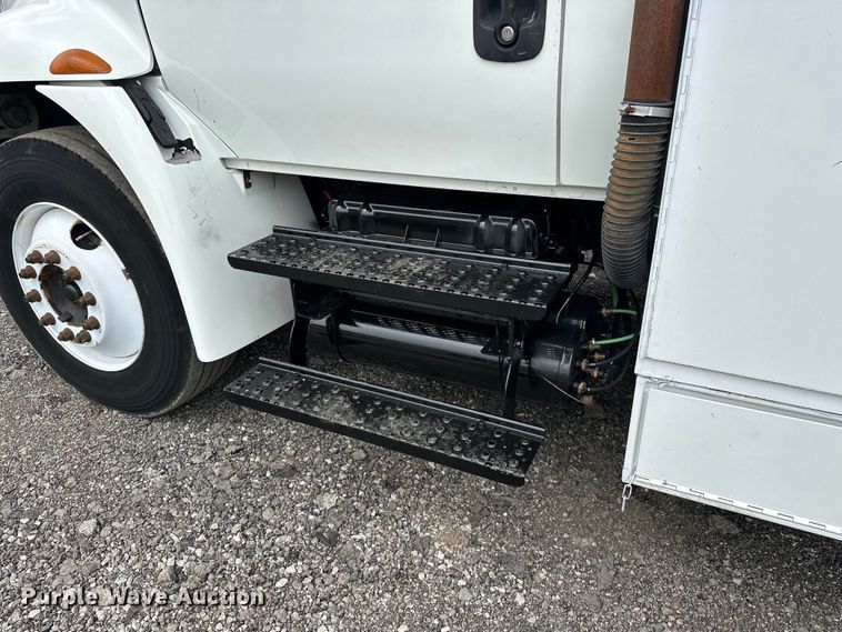 image for item EG1620 2006 International  4300 SBA utility / service truck