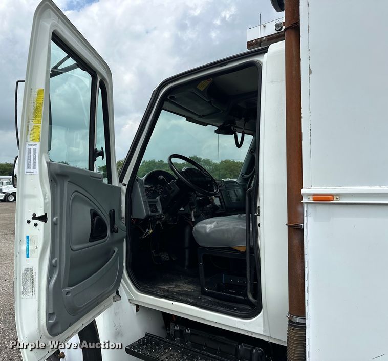 image for item EG1620 2006 International  4300 SBA utility / service truck