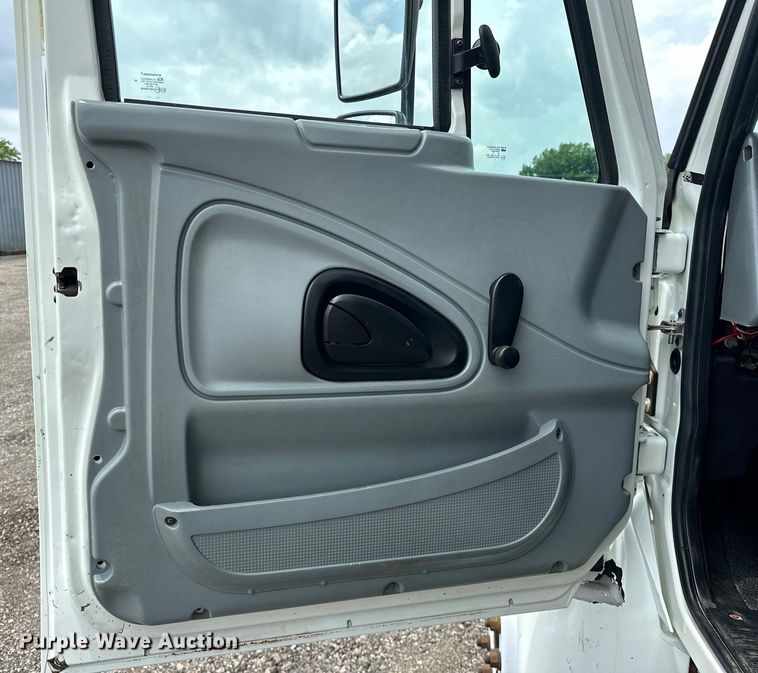 image for item EG1620 2006 International  4300 SBA utility / service truck