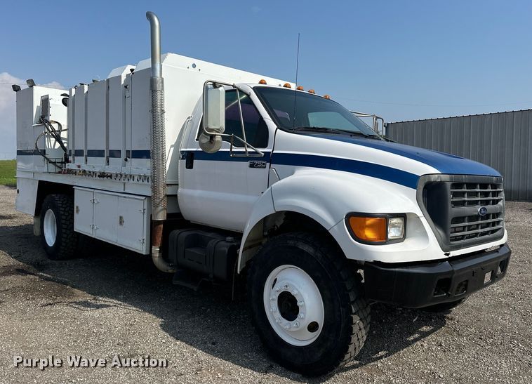 image for item EG1627 2003 Ford F750 Super Duty fuel / lube truck