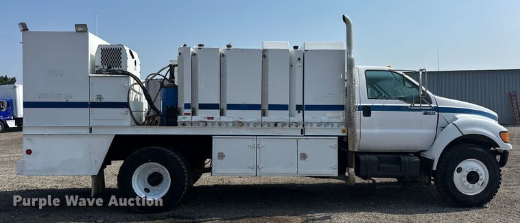 image for item EG1627 2003 Ford F750 Super Duty fuel / lube truck