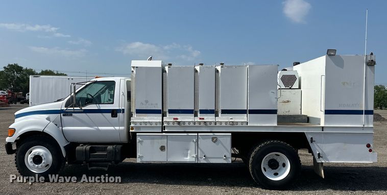 image for item EG1627 2003 Ford F750 Super Duty fuel / lube truck