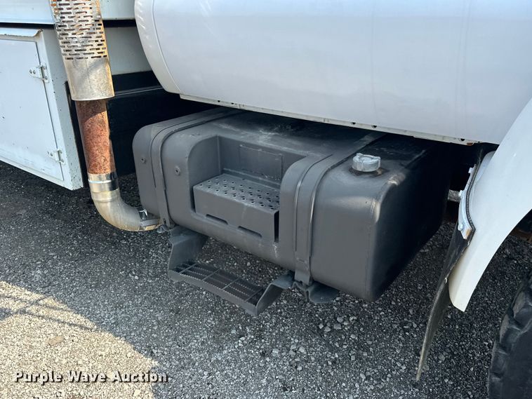 image for item EG1627 2003 Ford F750 Super Duty fuel / lube truck