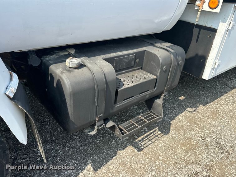 image for item EG1627 2003 Ford F750 Super Duty fuel / lube truck