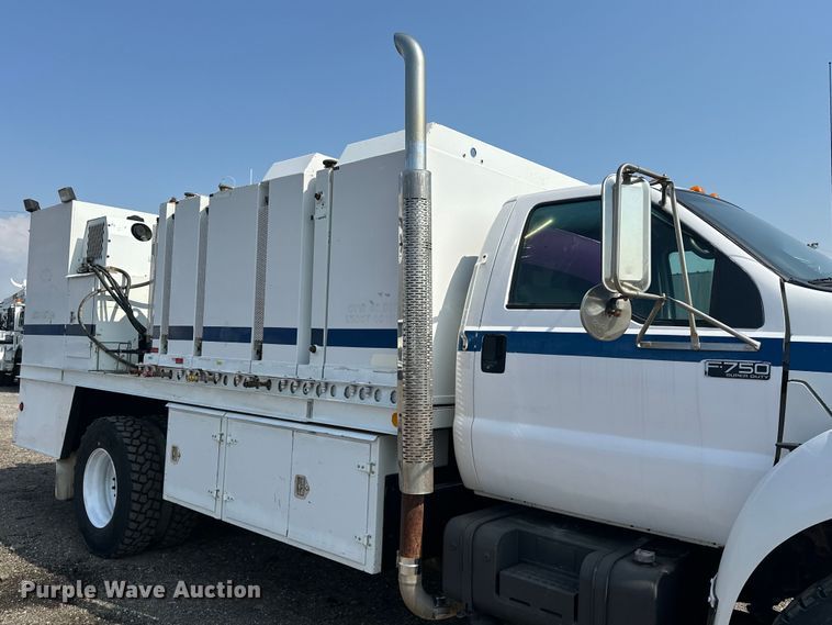 image for item EG1627 2003 Ford F750 Super Duty fuel / lube truck