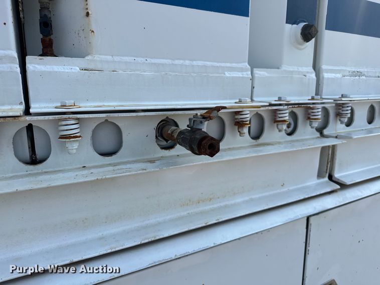 image for item EG1627 2003 Ford F750 Super Duty fuel / lube truck