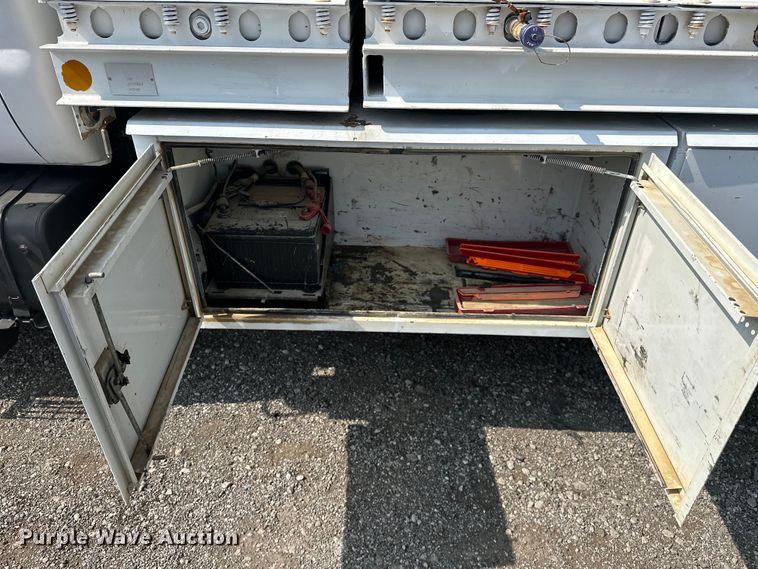 image for item EG1627 2003 Ford F750 Super Duty fuel / lube truck