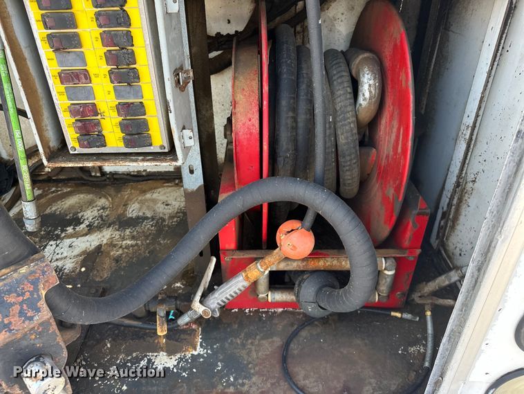 image for item EG1627 2003 Ford F750 Super Duty fuel / lube truck