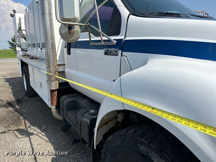 image for item EG1627 2003 Ford F750 Super Duty fuel / lube truck