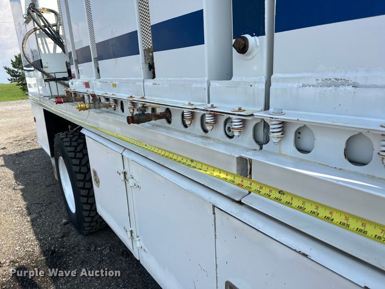 image for item EG1627 2003 Ford F750 Super Duty fuel / lube truck