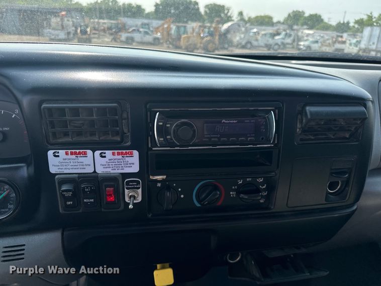 image for item EG1627 2003 Ford F750 Super Duty fuel / lube truck