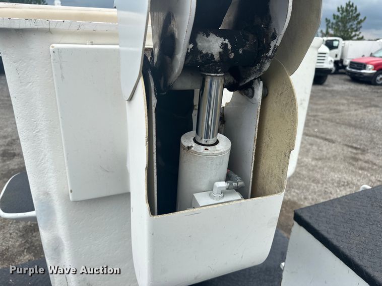 image for item EG1637 2015 Dodge Ram 5500HD bucket truck