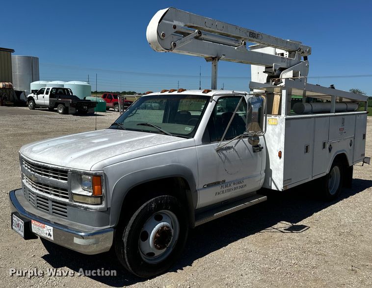image for item EH6886 1999 Chevrolet  C3500 bucket truck