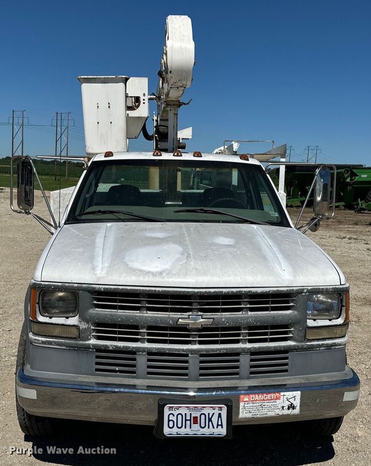 image for item EH6886 1999 Chevrolet  C3500 bucket truck