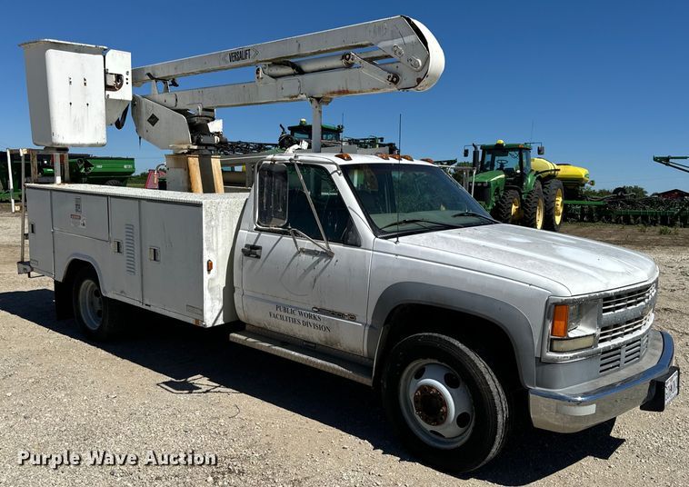 image for item EH6886 1999 Chevrolet  C3500 bucket truck