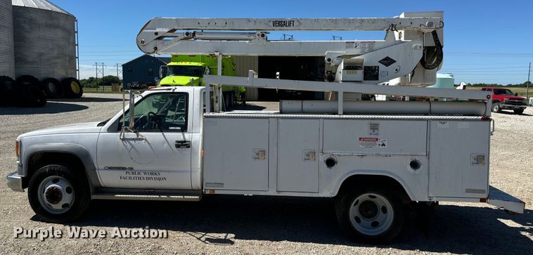 image for item EH6886 1999 Chevrolet  C3500 bucket truck