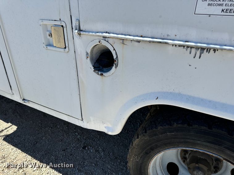 image for item EH6886 1999 Chevrolet  C3500 bucket truck