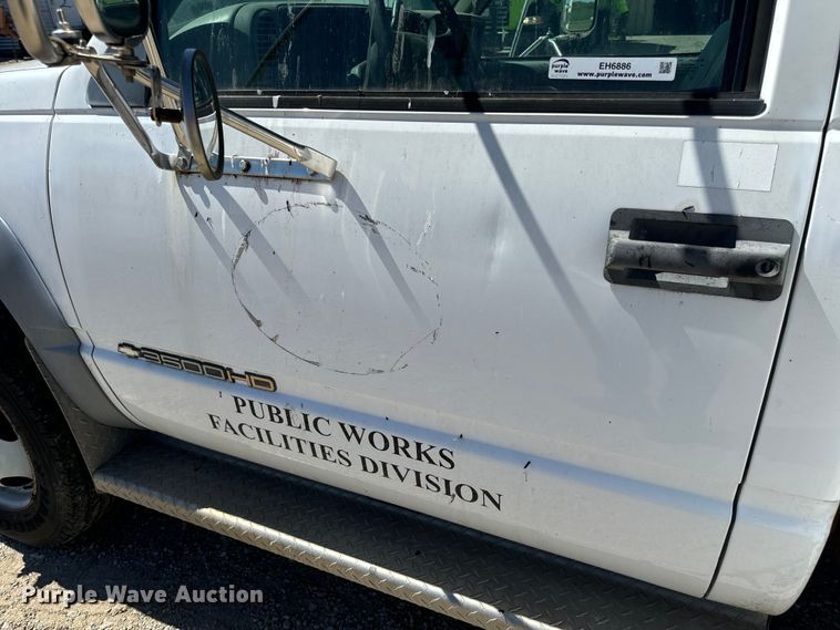 image for item EH6886 1999 Chevrolet  C3500 bucket truck