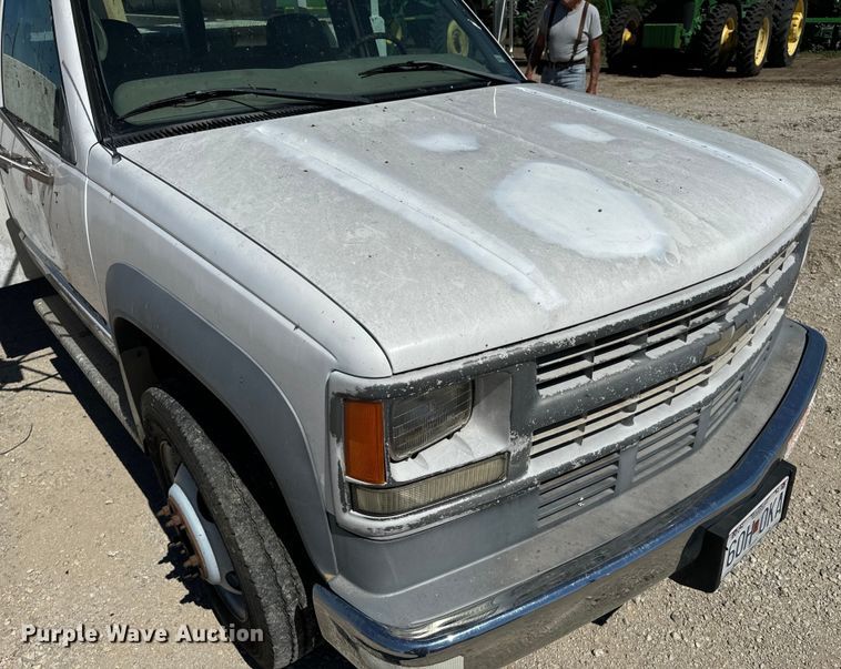 image for item EH6886 1999 Chevrolet  C3500 bucket truck