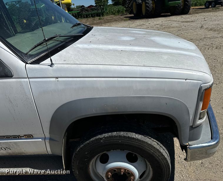 image for item EH6886 1999 Chevrolet  C3500 bucket truck