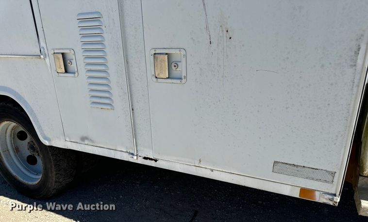 image for item EH6886 1999 Chevrolet  C3500 bucket truck