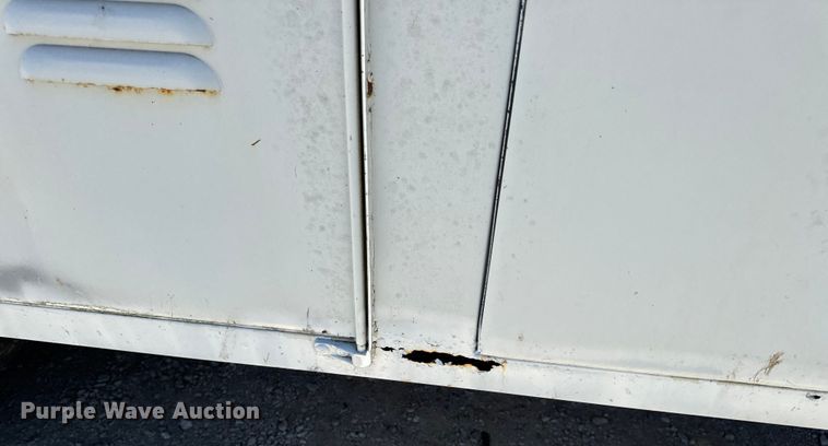 image for item EH6886 1999 Chevrolet  C3500 bucket truck