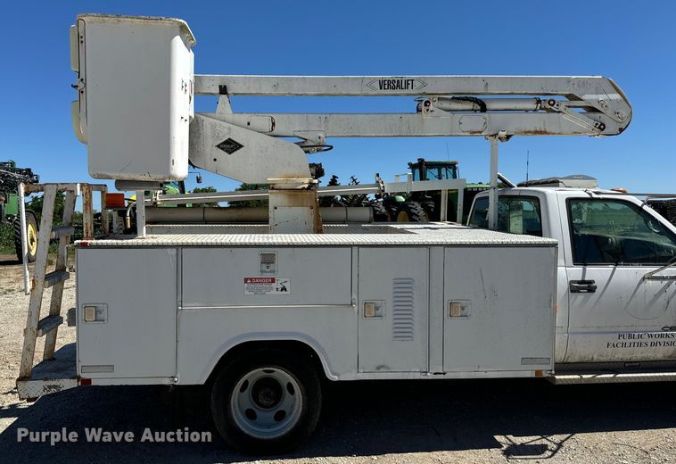 image for item EH6886 1999 Chevrolet  C3500 bucket truck